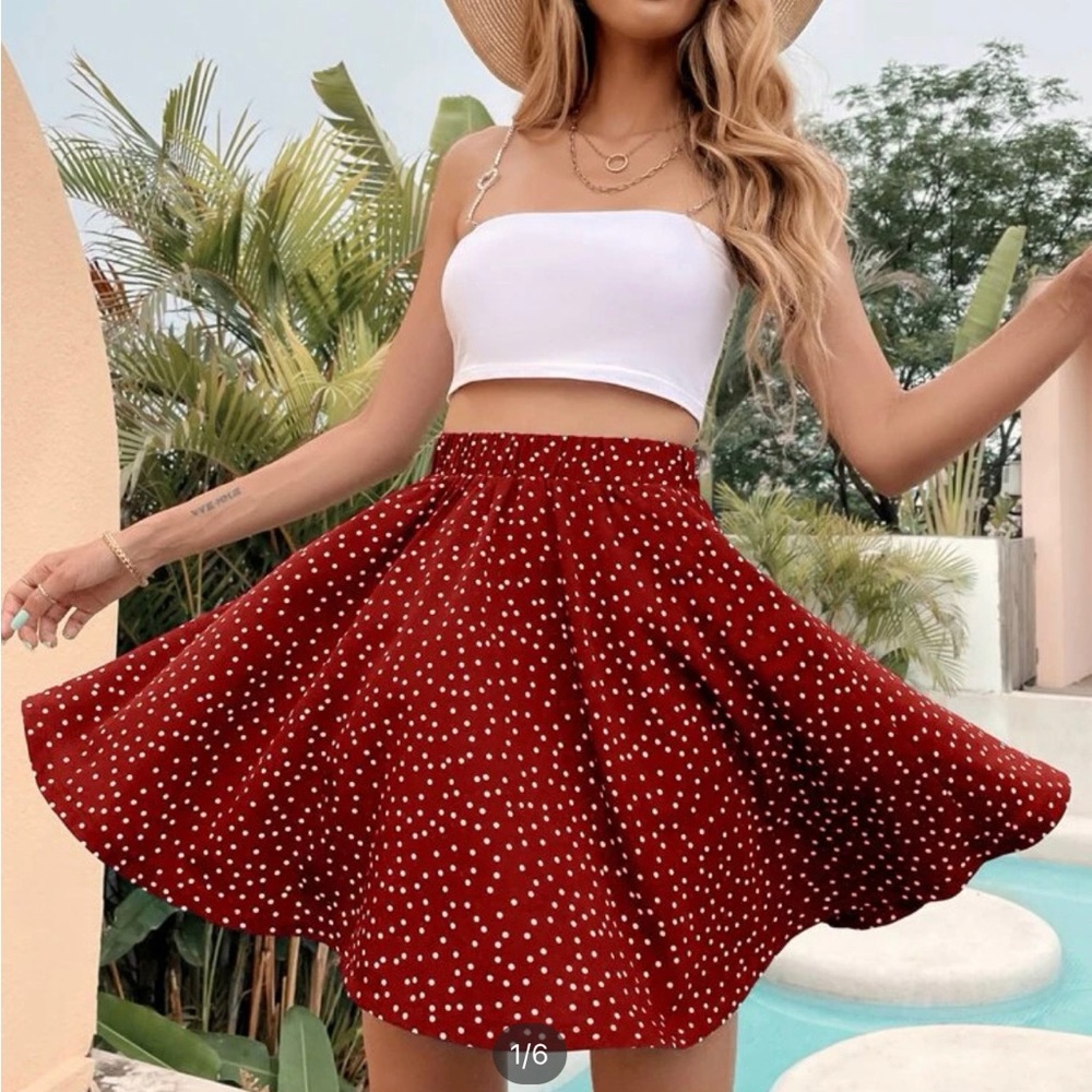 Polka dot elastic waist skirt.